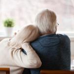 couple de personnes âgées qui pense à souscrire à une assurance vie