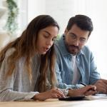 couple en train de souscrire assurance vie en ligne