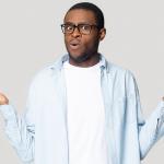 Homme qui hésite entre une assurance vie permanente ou temporaire