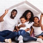 Famille qui cherche la différence entre assurance vie, testament et bénéficiaire