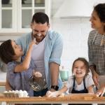 Famille heureuse d'avoir une assurance vie pour leur enfant en bas âge