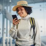 Femme qui se demande comment choisir son assurance voyage