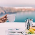 Repas au bord de la mer avec la paix d'esprit grâce à une assurance voyage tout inclus
