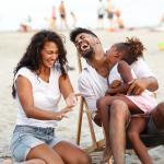 Famille heureuse qui cherche la meilleure destination voyage.