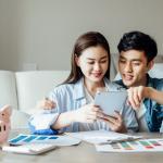 Jeune couple qui calcule le prix d'une assurance vie hypothécaire