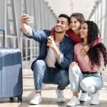 Famille heureuse d'avoir une assurance voyage pour enfant