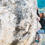 Femme qui a choisi une assurance tous risques pour son voyage d'escalade