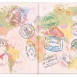 Passeport ouvert avec de nombreux tampons: signe d'un voyage annuel