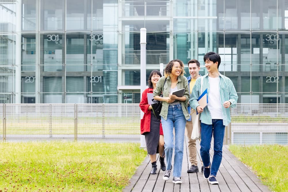 étudiants étrangers sur un campus universitaires.